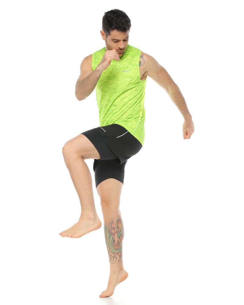 modelo pantaloneta running deportiva negra y esquelo deportivo para hombre