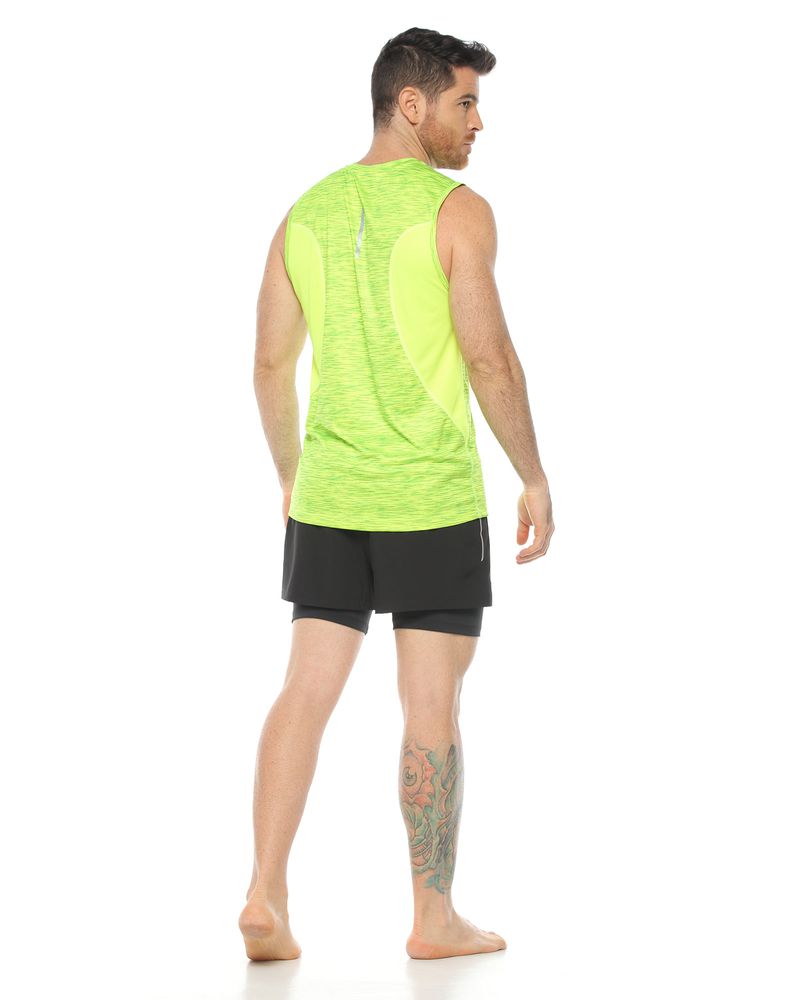 modelo pantaloneta running deportiva negra y esquelo deportivo para hombre parte trasera