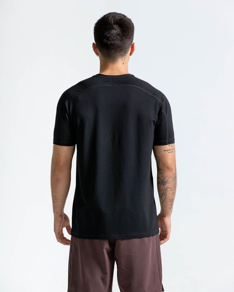 Camiseta-Manga-Corta-Con-Estampado--Color-Negro--Para-Hombre