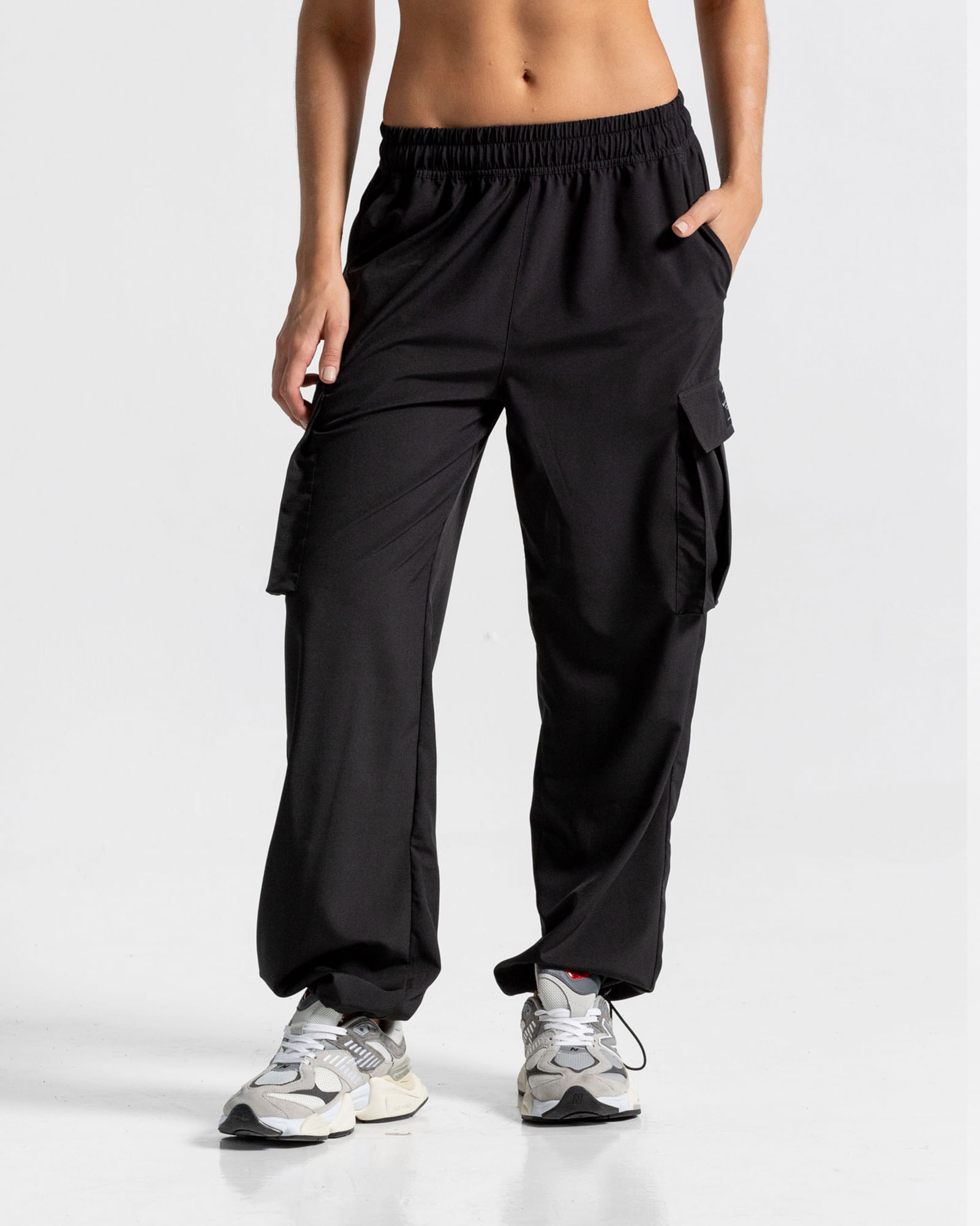 Jogger Cargo Con Bota Ajustable, Color Negro Unisex